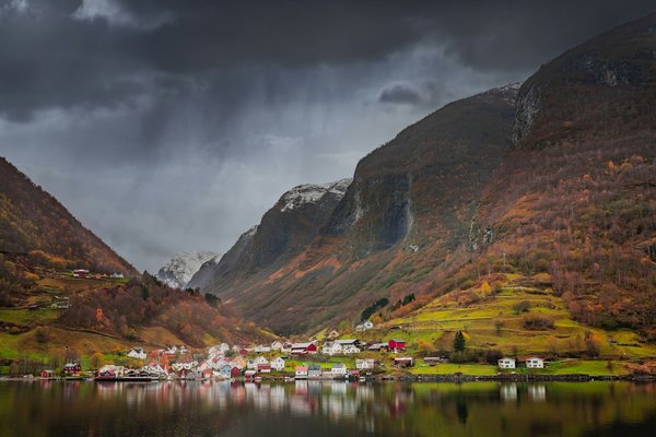 Quels sont les meilleurs endroits pour louer une maison de vacances en Norvège avec des excursions en kayak pour observer les fjords?
