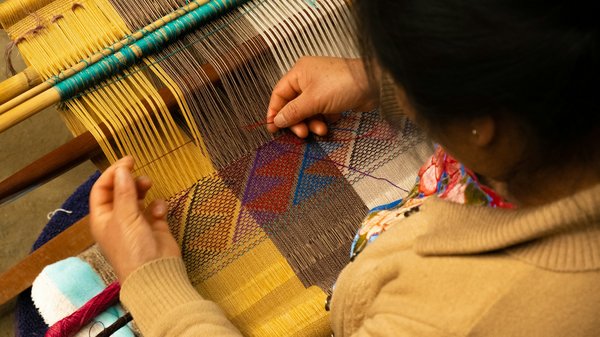 Comment découvrir les traditions artisanales de la soie en Thaïlande?