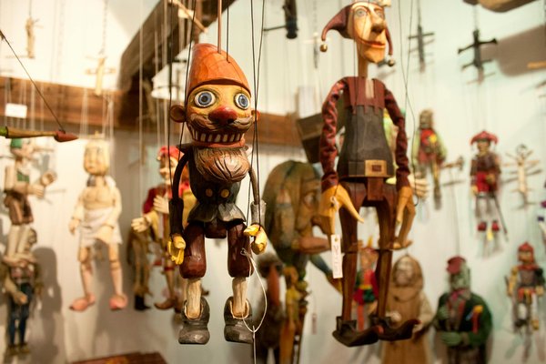 Où apprendre les techniques de fabrication de marionnettes en bois à Prague, République tchèque?